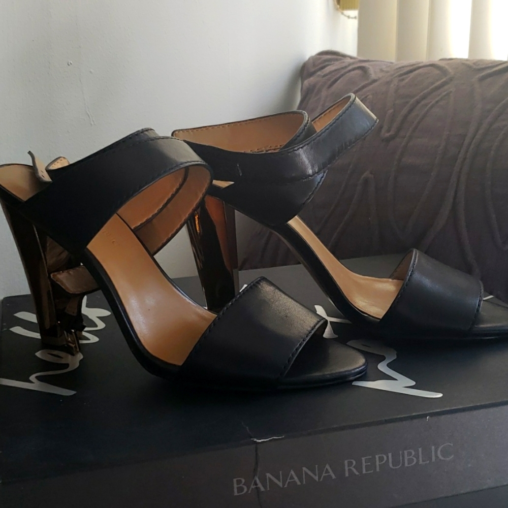 Banana Republic Samanda strappy black/gold 6.5 Sz